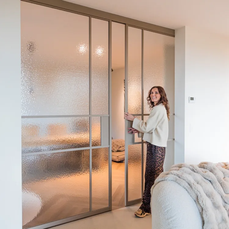 Metalen schuifdeuren met figuurglas