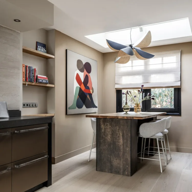 Eetkamer met 4persoons tafel en witte stoelen met metalen poten