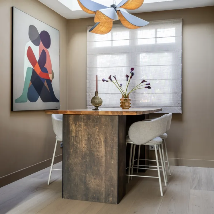 Eetkamer met 4persoons tafel en kunst aan de muur