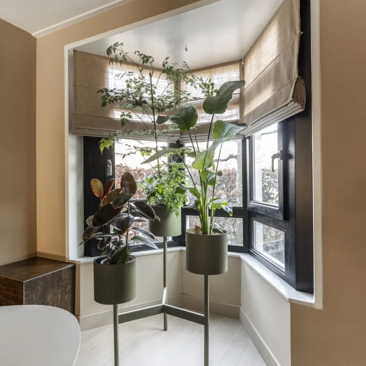 Woning met erker en beige Luxaflex vouwgordijnen op maat