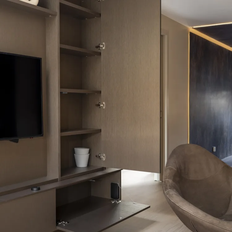 Detail kast op maat gedeelte met legplanken en soft-close deuren