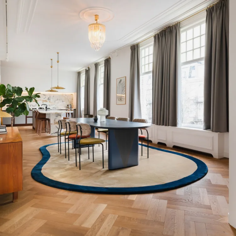 Klassiek vloerkleed van Van Besouw voor in de eetkamer in de kleur beige met blauw