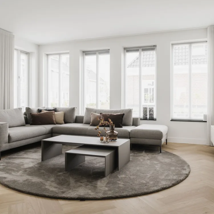 Rond vloerkleed van Van Besouw voor in de woonkamer in de kleur bruin