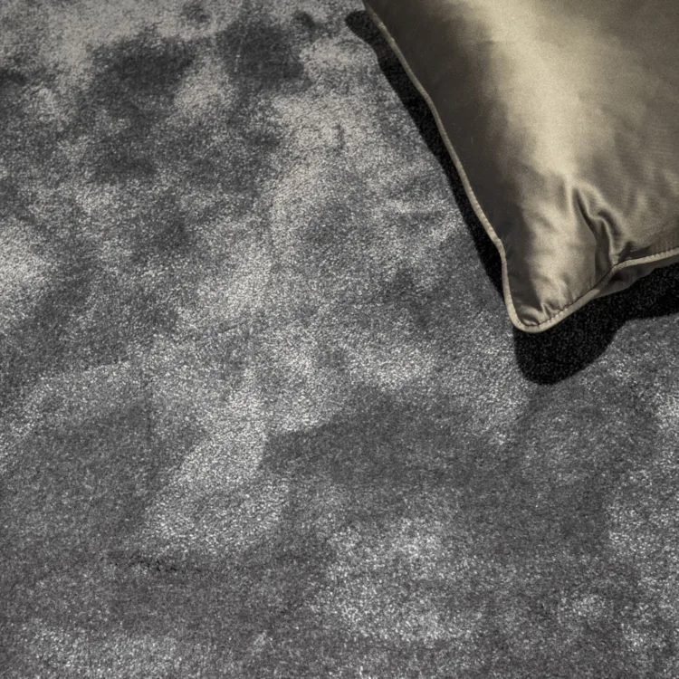 Detaillshot van een tapijt van Van Besouw in de kleur grijs