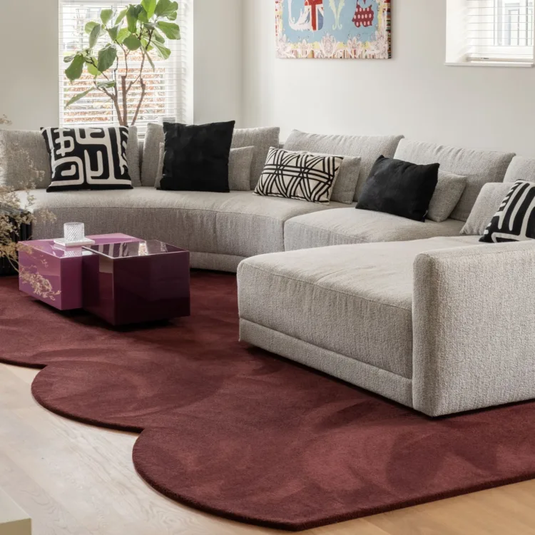 Vloerkleed van Van Besouw voor in de woonkamer in de kleur bordeaux