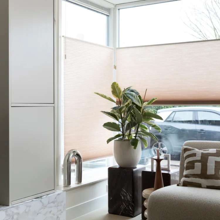 Duette® shades in de living met top down bottom up systeem