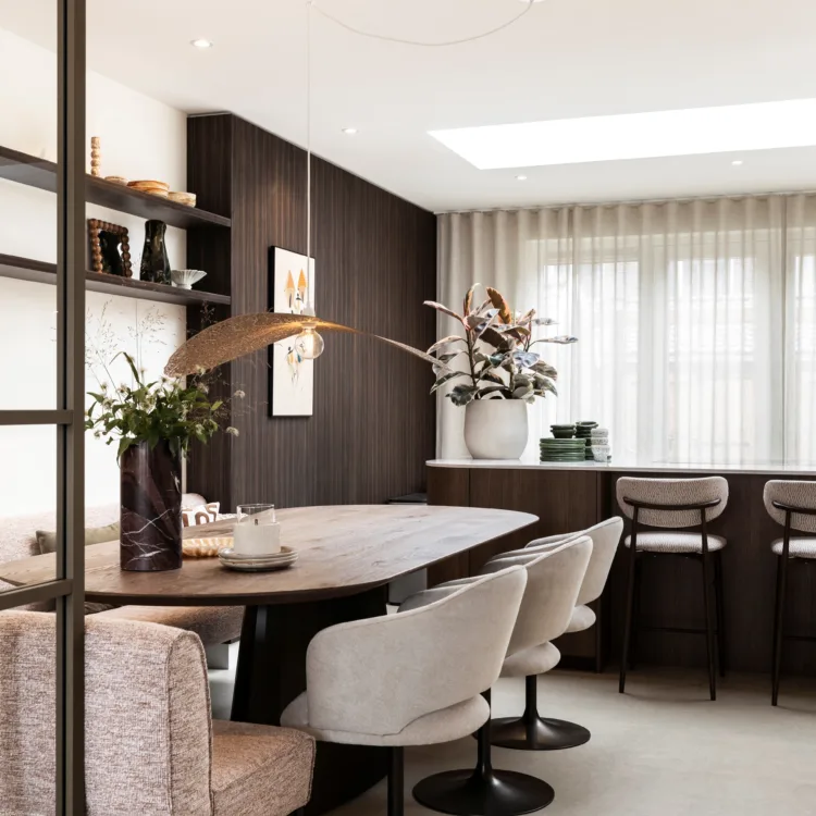 Eetkamer met betonlook vloer en wavegordijnen