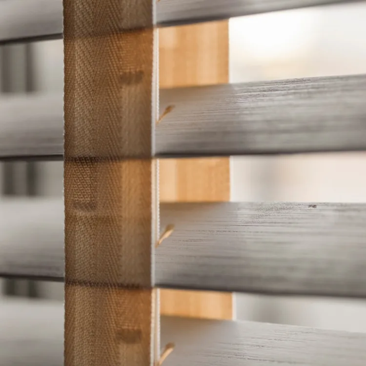 Detailshot van een houten jaloezie in de kleur Vintage 8337