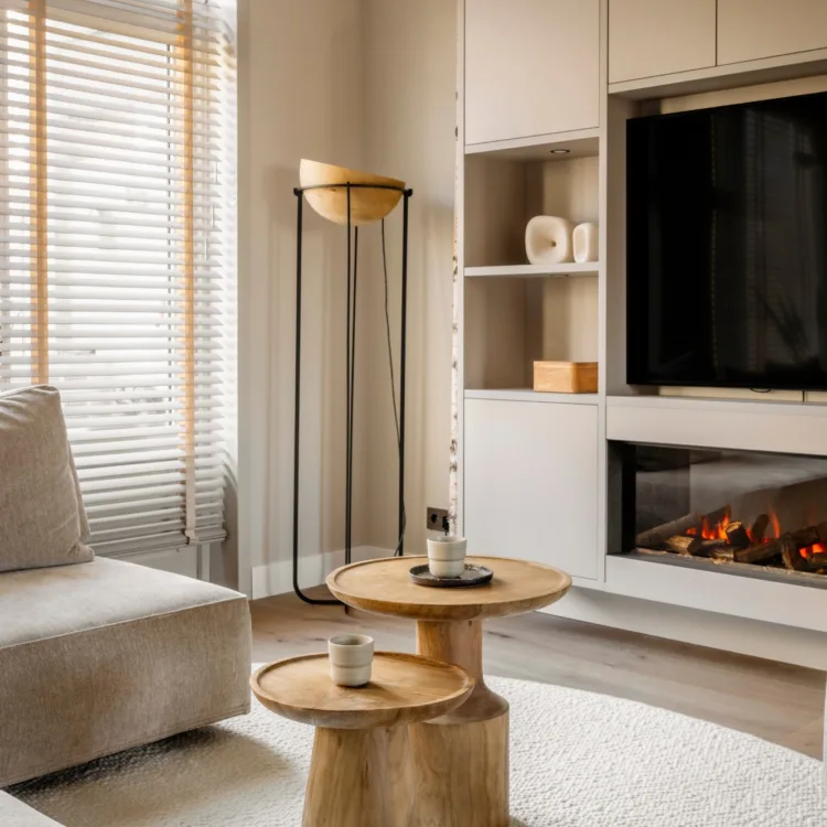 Living met een kast op maat in de kleur  U115 Nature Grey en houten jaloezieën in de kleur Vintage 8337