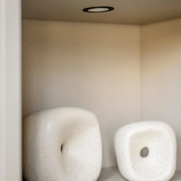 Detailshow van vazen in een kast op maat
