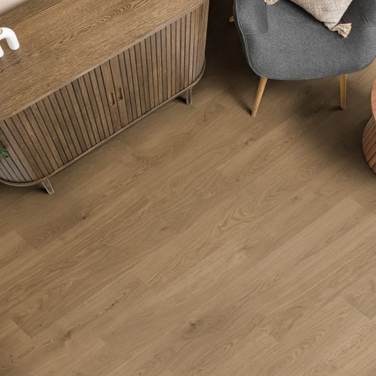 Knusse woonkamer met Dersimo vinylvloer en zachte, neutrale meubels