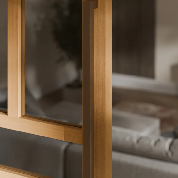 Weekamp houten deur met glas en brons handvat in woonkamer