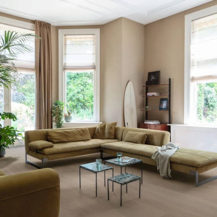 Een bruine parketvloer voor in de woonkamer van Aanhuis.be