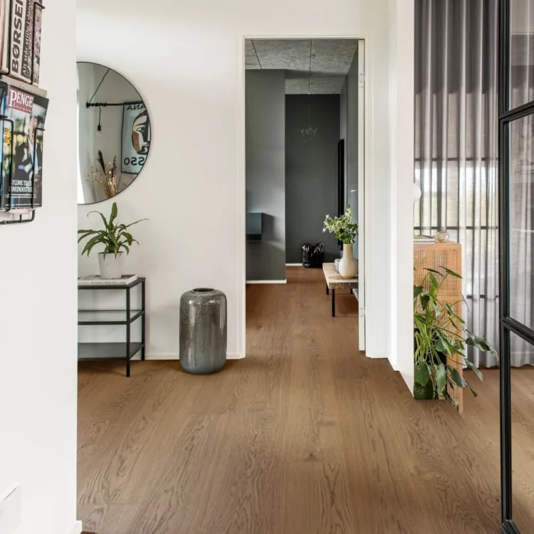 Woodura fineerparket in een donkere kleur voor in de hal
