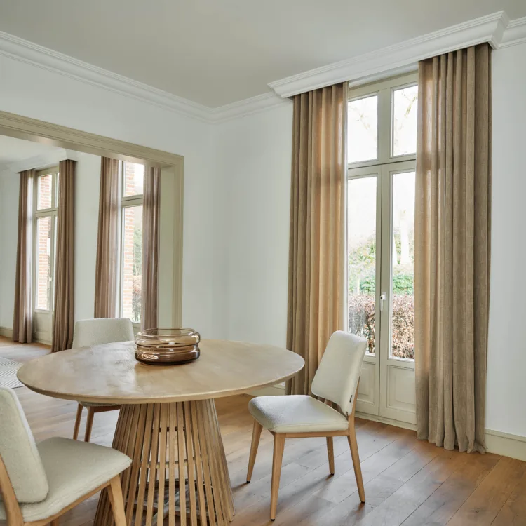 Lichte eetkamer met gordijnen van artelux