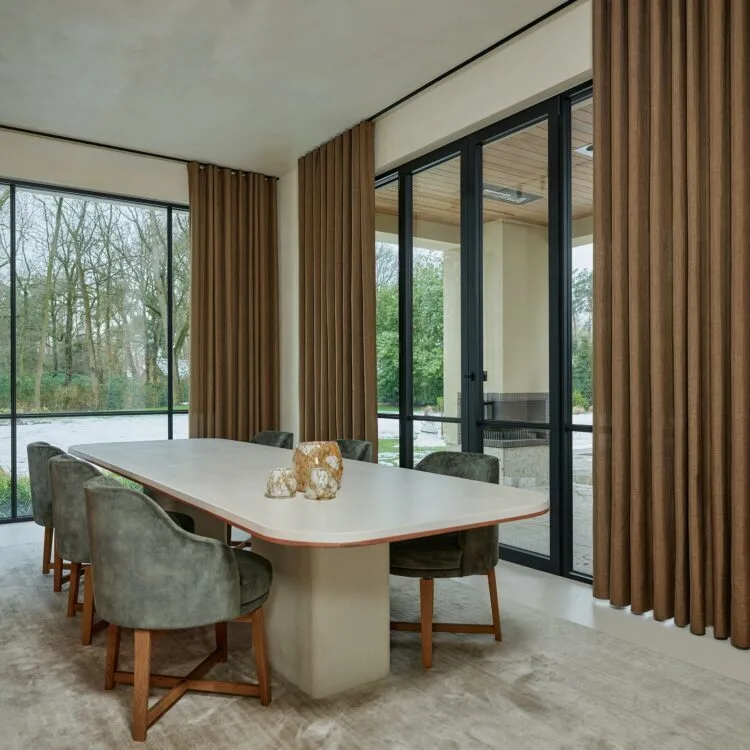 Eetkamer met gordijnen van artelux