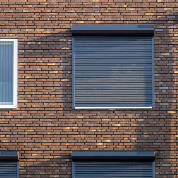Suncircle donkeren rolluiken huis donkerbruin baksteen