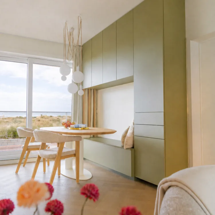 Make-over Bart Appeltans Ocean Calm Living met maatkast en parketvloer