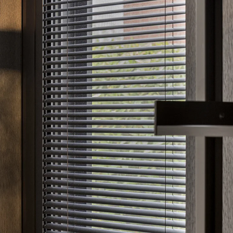 Bart Appeltans Make Over Eigen Huis raamdecoratie zwart