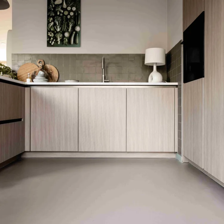 Marmoleum vloer in een chique keuken met vloerverwarming