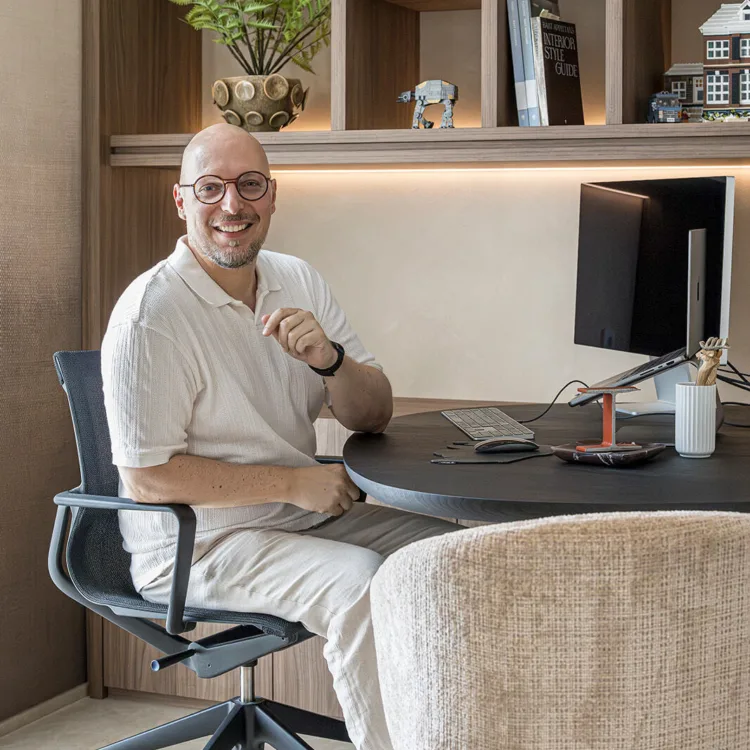 Bart Appeltans achter bureau