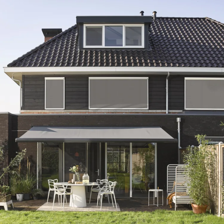 huis met buitenzonwering, screens en knikarmscherm