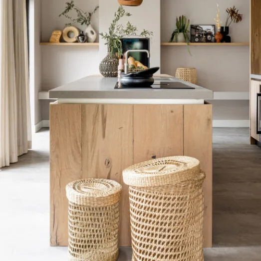 Landelijke keuken met een betonlook vloer